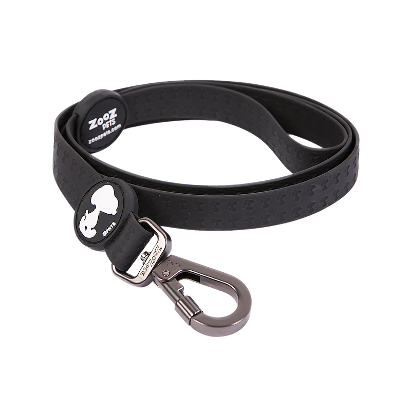 Correa de perro Zoopets de neopreno negra con estampado de Snoopy, ideal para paseos diarios.