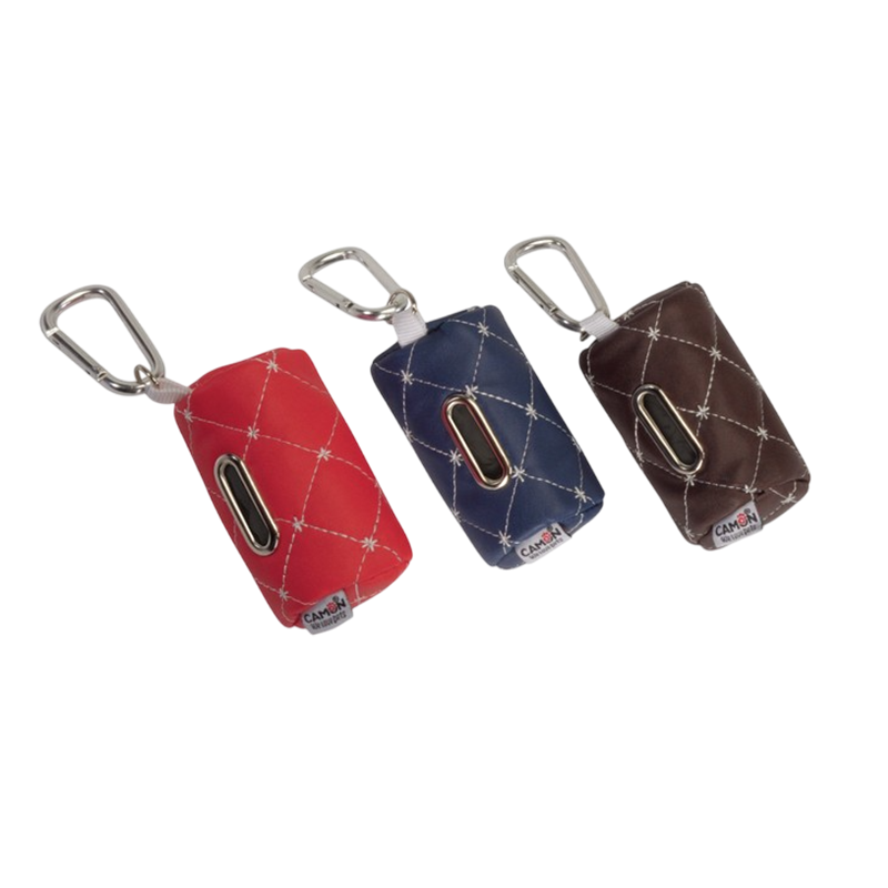Dispensador de bolsas para perro de la marca Camon en color rojo, azul y marrón. Accesorio práctico y elegante para paseos.