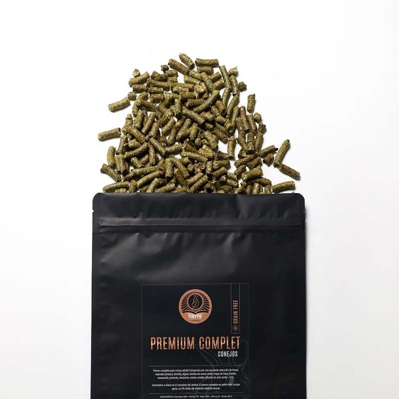 Empaque de Herre Pienso Premium Complet con un poco del pienso visible – Alta fibra y bajo calcio para conejos adultos