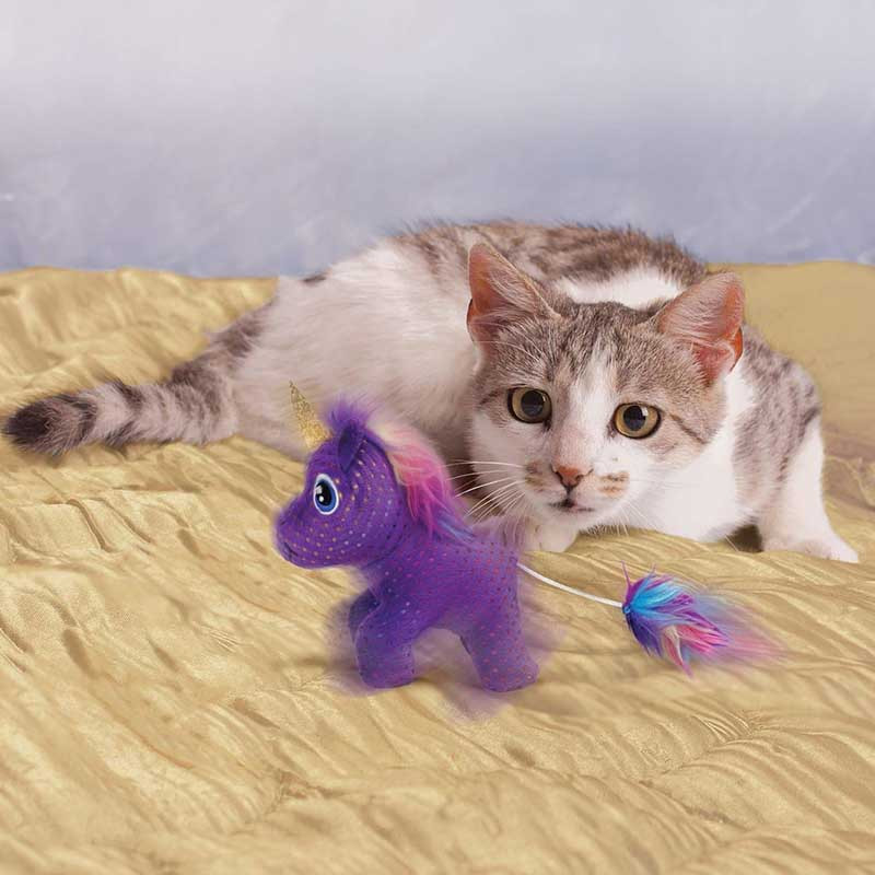 Gato jugando con juguete KONG Enchanted Buzzy Unicorn
